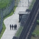 En avril, l'armée sud-coréenne avait tiré des coups de semonce après une incursion de son côté de la frontière d'une dizaine de soldats nord-coréens, qui avaient battu en retraite (archives). KEYSTONE/AP/AHN YOUNG-JOON
